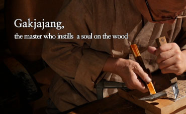 Gakjajang, the master who instills a soul on the wood