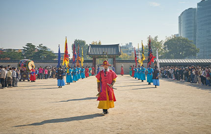 6. The shift soldiers enter(through Hyupsaengmin Gate).