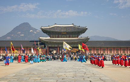 9. The soldiers go to Gwanghwamun Gate for taking turns.