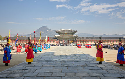 10. (At the second drumming) Palace Royal Guards make a military salute and identify themselves.