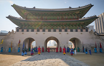 11. The shift soldiers are posted at Gwanghwamun Gate.