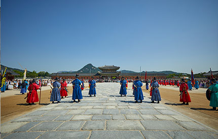 11. The taking over royal palace guards are assigned to Gwanghwamun Gate.