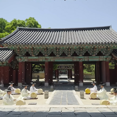 조선의 태조 이성계의 초상화를 모신 전국 세 곳의 어용전 중 끝까지 살아남아 우리에게 어진과 조선왕조실록을 전해준 전주 경기전. 왕조의 흥망성쇠를 묵묵히 한자리에서 바라보았을 어진의 시선으로 소리북의 사열을 감상해봅니다.